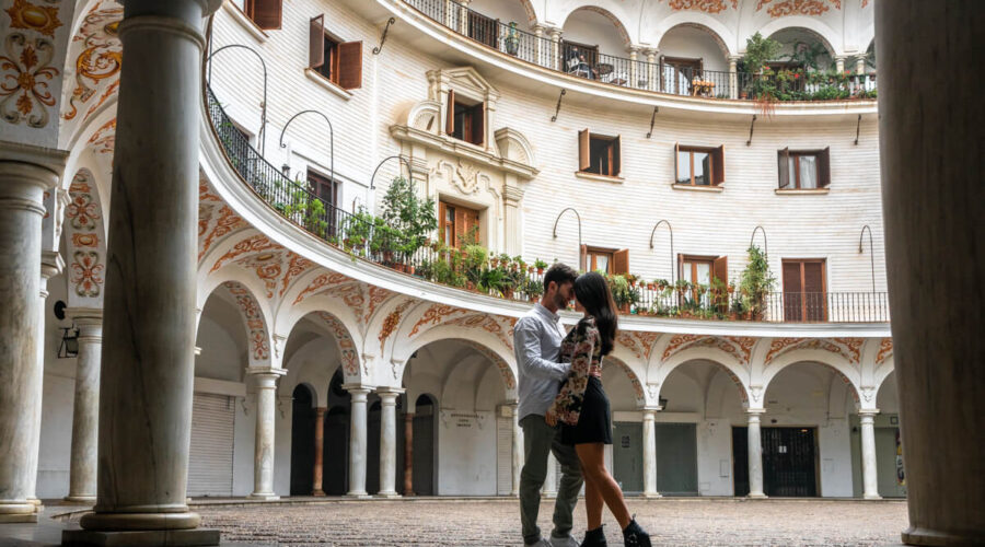 Plaza del cabildo couple